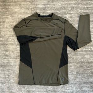 Nike dri fit XL men’s fitted style in green and black..